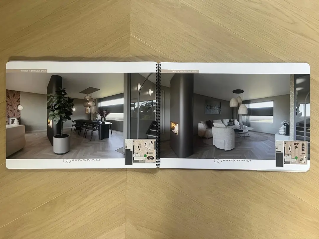 Ontwerpboek open op twee impressies van de woonkamer, telkens met de plattegrond in de hoek