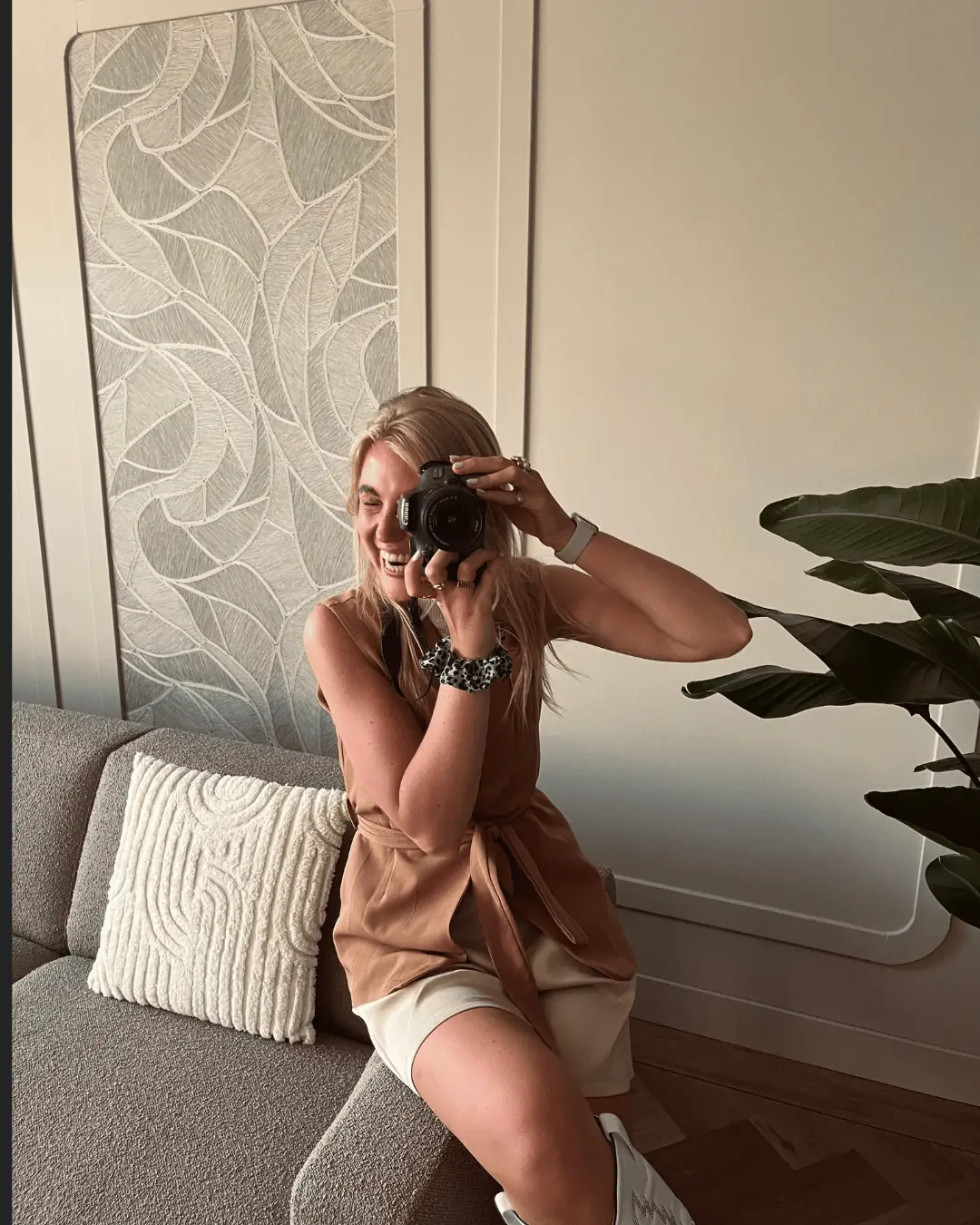 Trijntje Laan fotografeert met een camera vanaf een bank